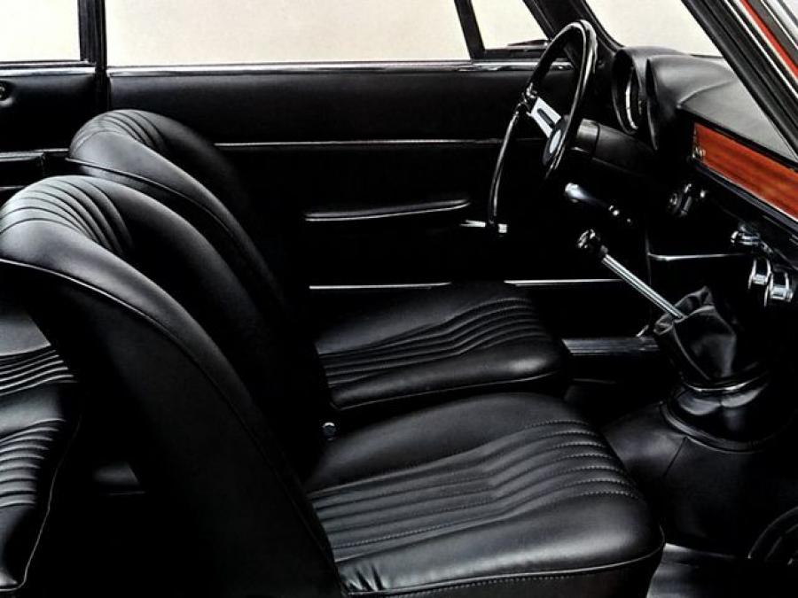 Интерьер Alfa Romeo GT 1300 Junior (105) 1966 года  (фото 4 из 11)